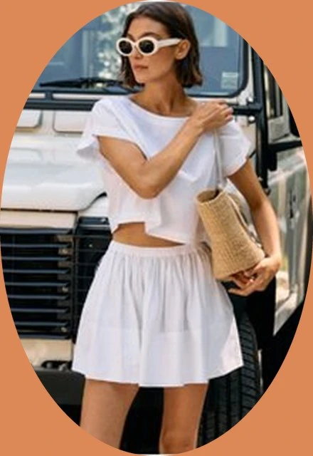 A woman carrying the POOLSIDE East West tote in Coconut